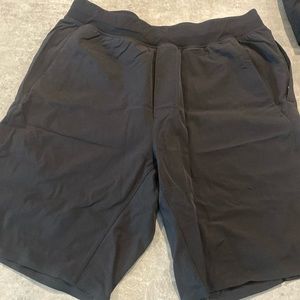 Lulu THE Short Black 
- 9” inseam
- Older model Linerless
- Size Large